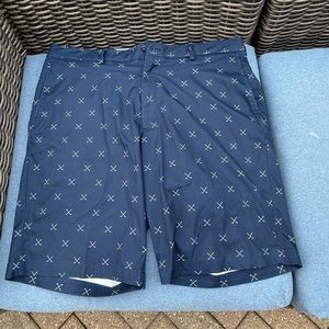 Men’s golf shorts, flat front with 4 pockets by Walter Hagen.  Blue with white